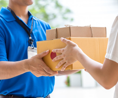 mano-mujer-aceptando-entrega-cajas-repartidor_41350-152 copia